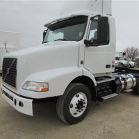 2011 VOLVO VNM42T